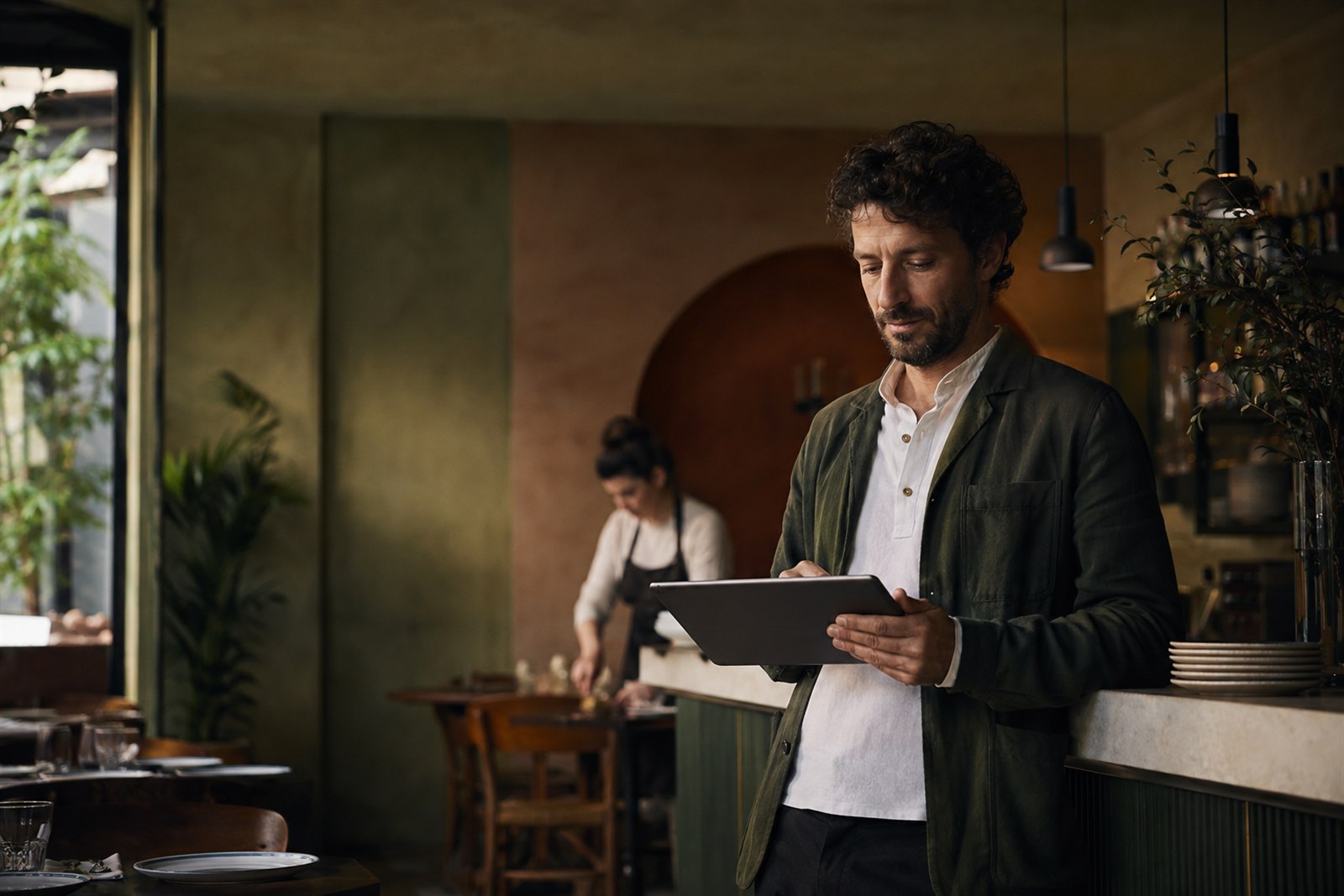 Titolare di un ristorante indipendente al lavoro